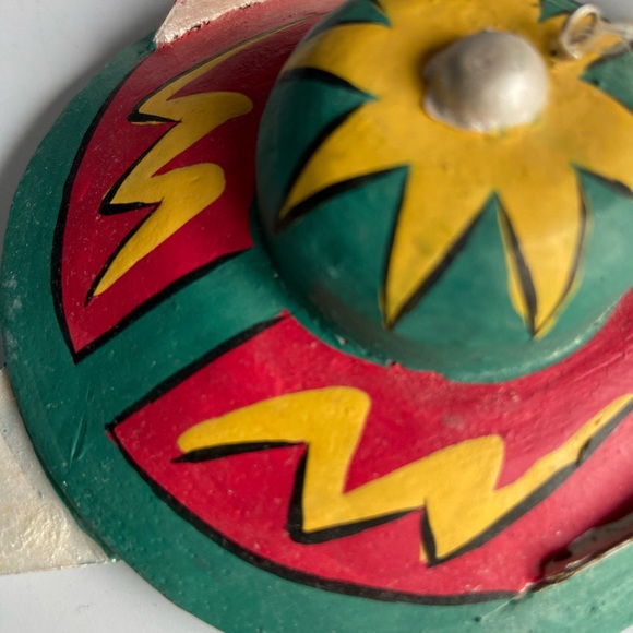 Handpainted Balsa Wood UFO - Picture 8 of 12